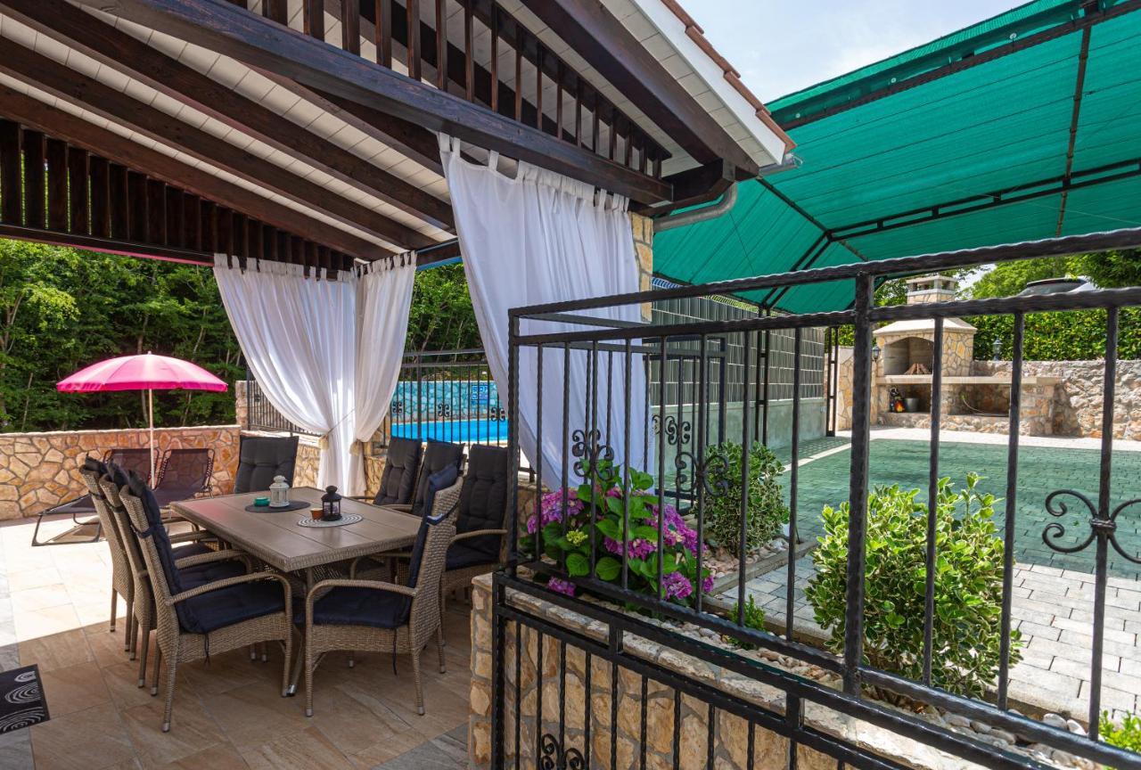 Apartment With A Private Swimming Pool, Garden & Bbq Gostinjac ภายนอก รูปภาพ
