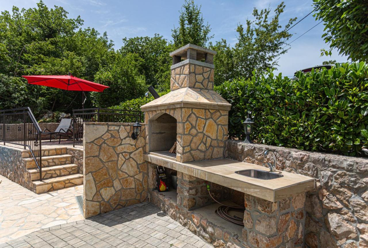 Apartment With A Private Swimming Pool, Garden & Bbq Gostinjac ภายนอก รูปภาพ