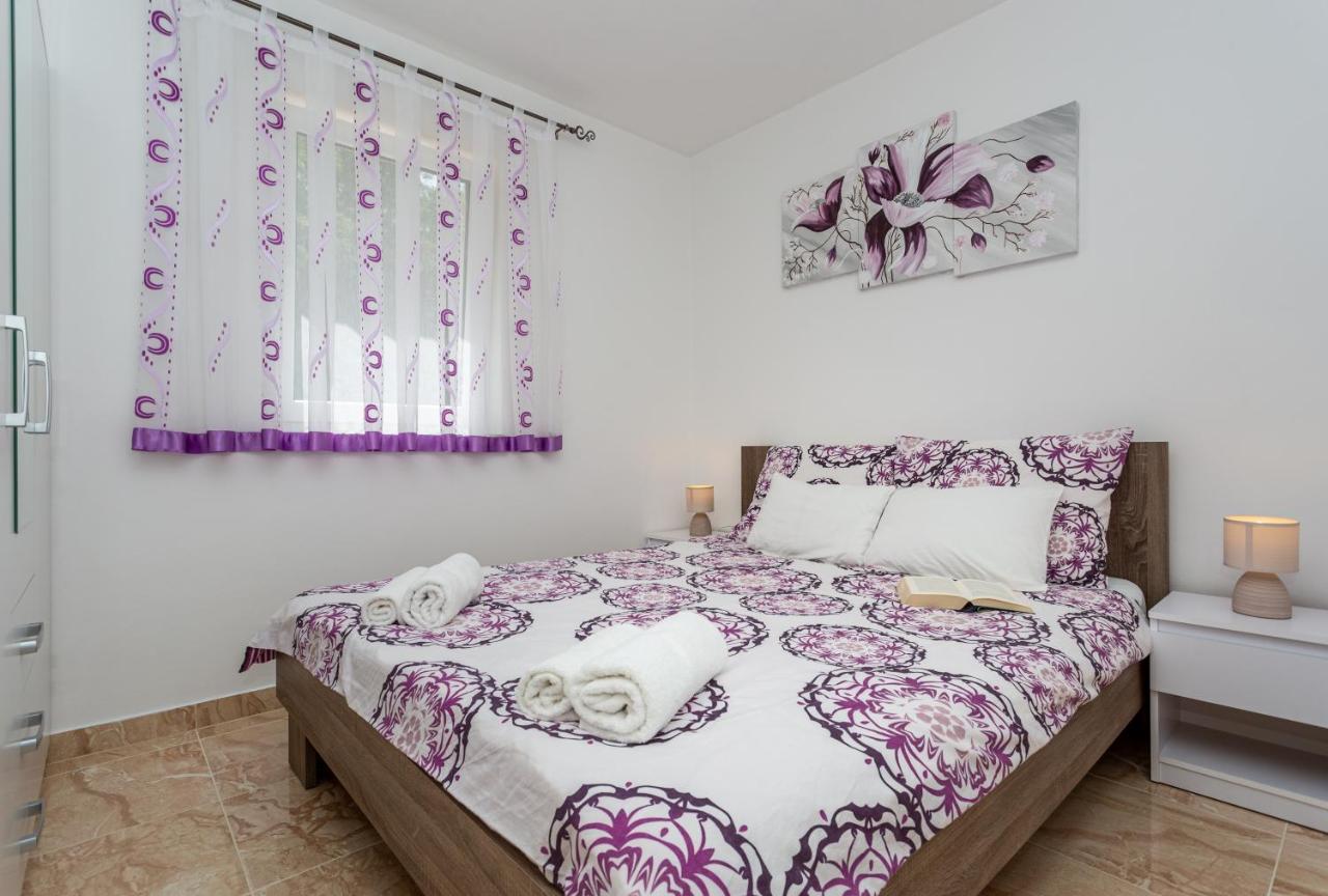 Apartment With A Private Swimming Pool, Garden & Bbq Gostinjac ภายนอก รูปภาพ