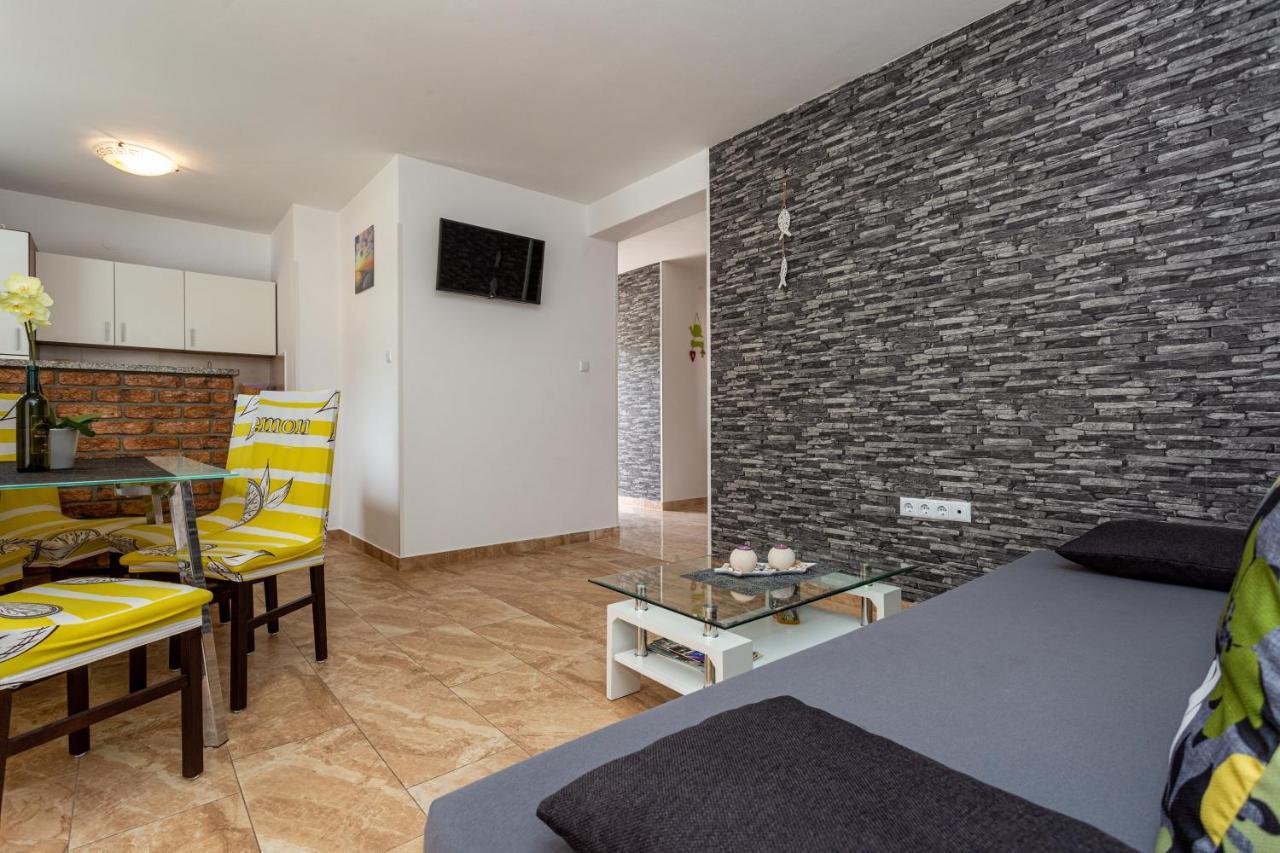 Apartment With A Private Swimming Pool, Garden & Bbq Gostinjac ภายนอก รูปภาพ