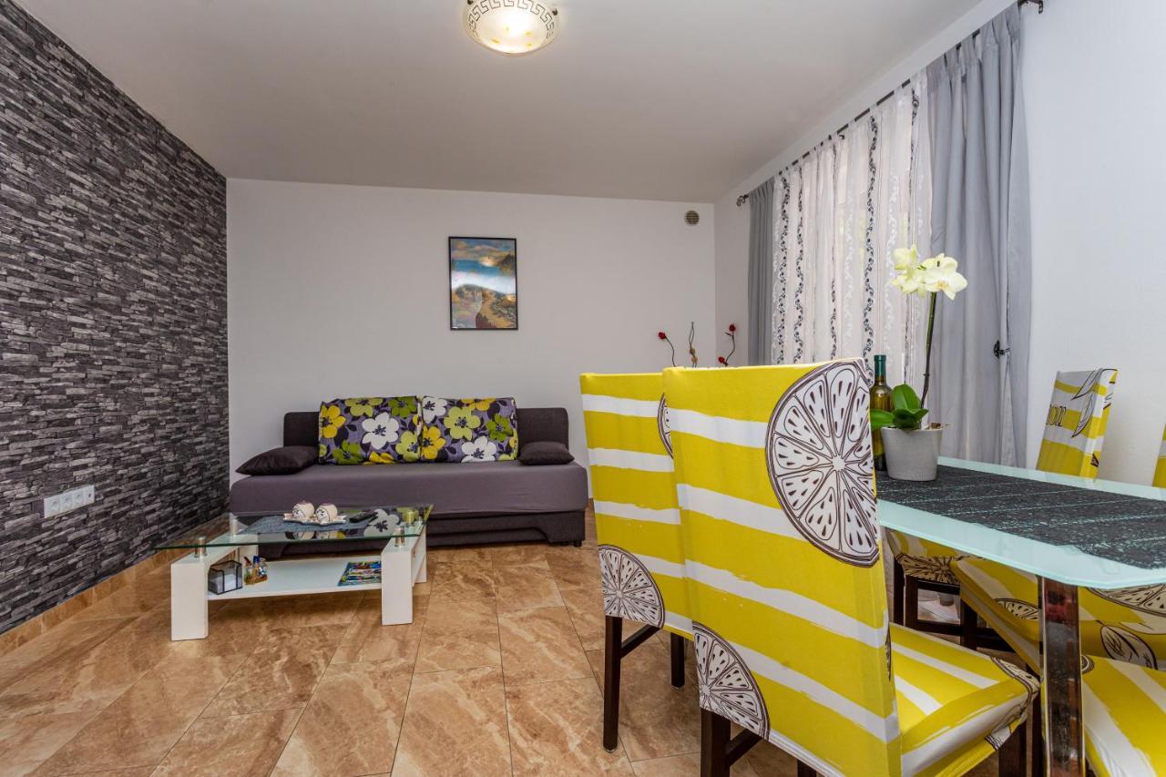 Apartment With A Private Swimming Pool, Garden & Bbq Gostinjac ภายนอก รูปภาพ