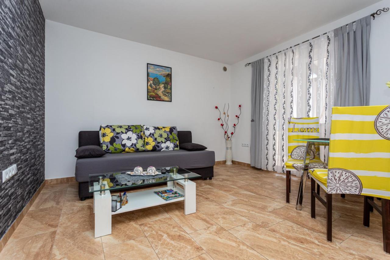 Apartment With A Private Swimming Pool, Garden & Bbq Gostinjac ภายนอก รูปภาพ