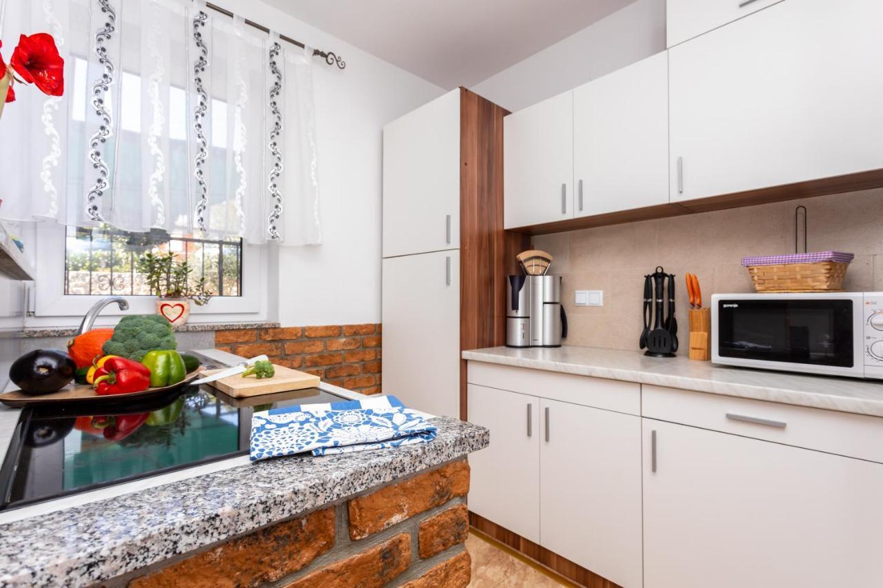Apartment With A Private Swimming Pool, Garden & Bbq Gostinjac ภายนอก รูปภาพ