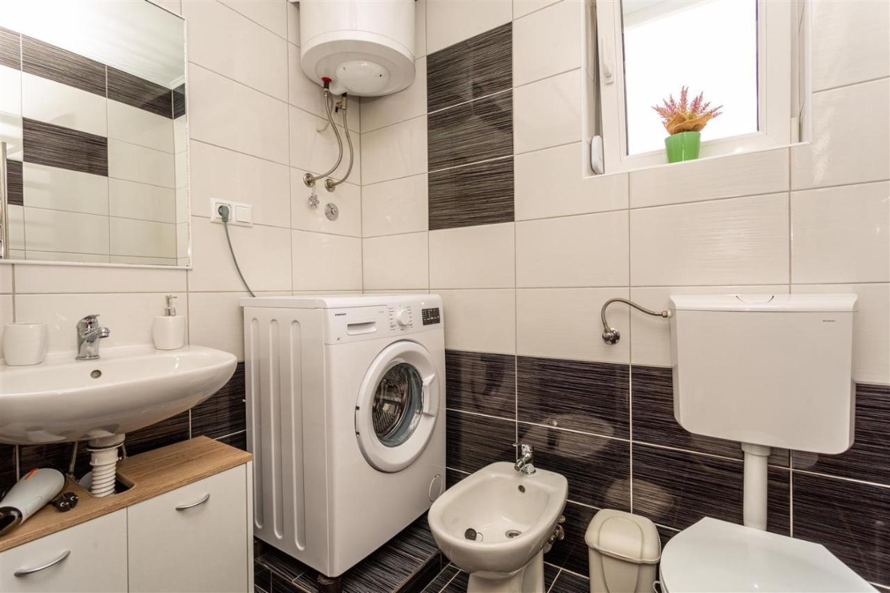 Apartment With A Private Swimming Pool, Garden & Bbq Gostinjac ภายนอก รูปภาพ
