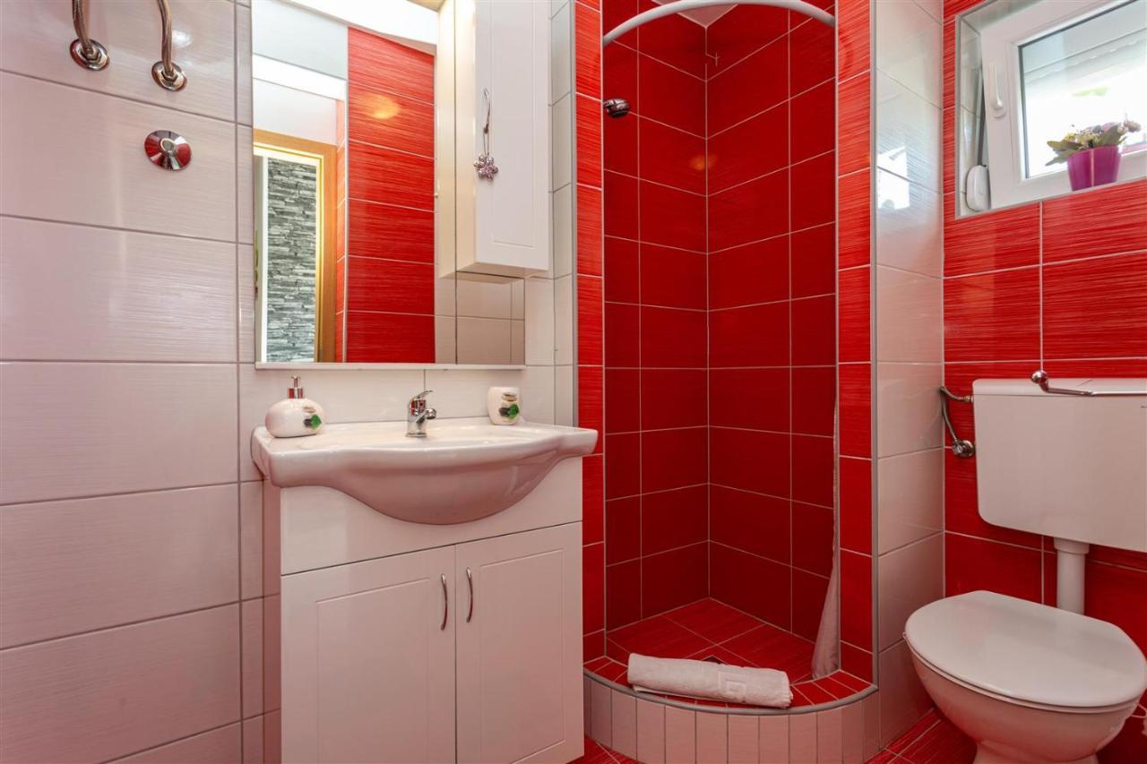 Apartment With A Private Swimming Pool, Garden & Bbq Gostinjac ภายนอก รูปภาพ