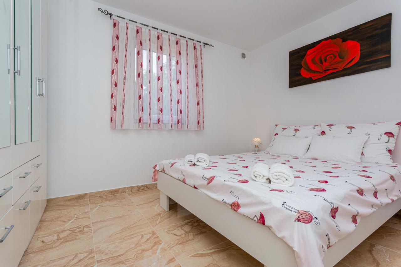 Apartment With A Private Swimming Pool, Garden & Bbq Gostinjac ภายนอก รูปภาพ