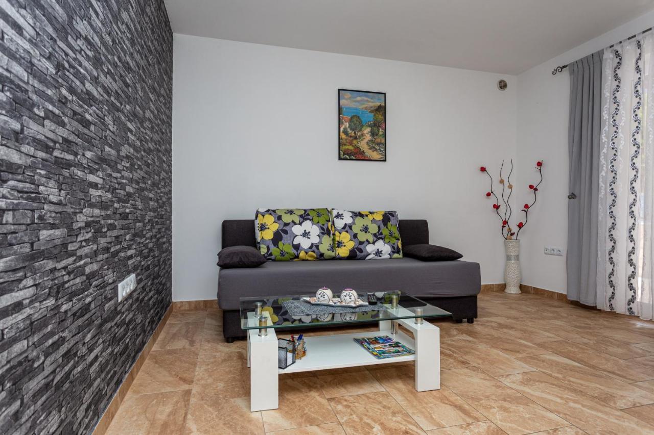 Apartment With A Private Swimming Pool, Garden & Bbq Gostinjac ภายนอก รูปภาพ